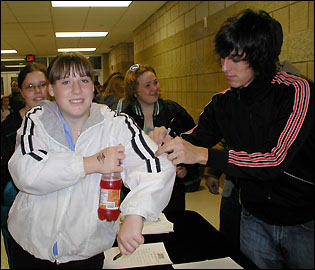 Cassandra gets an autograph