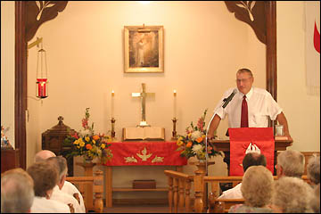 Mel Jones addressing the congregation