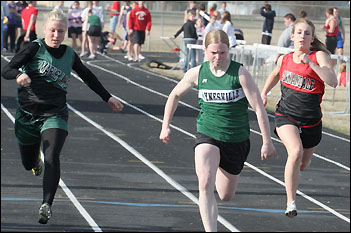 girls track running