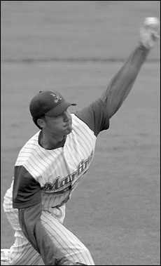 Ken Arceneau pitching